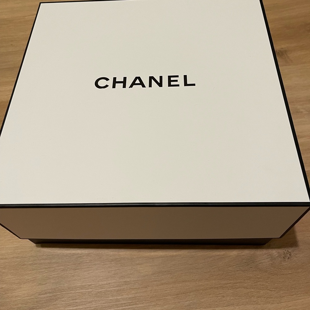 Chanel box plus empty boxes/envelopes/cards - Picture 4 of 7